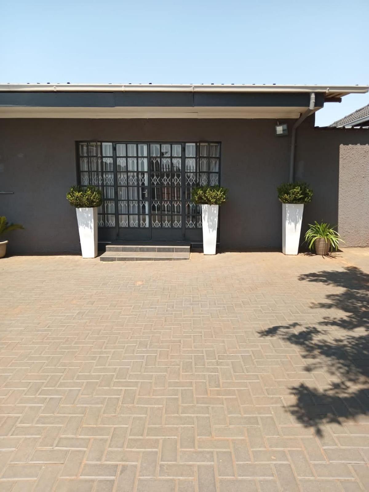African Kingdom Guest House Boksburg Bagian luar foto