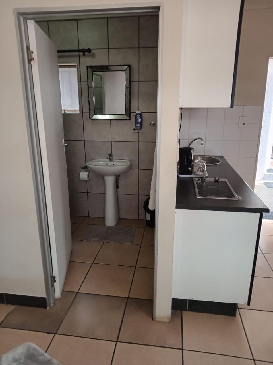 African Kingdom Guest House Boksburg Bagian luar foto