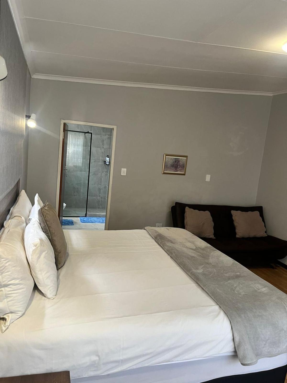 African Kingdom Guest House Boksburg Bagian luar foto